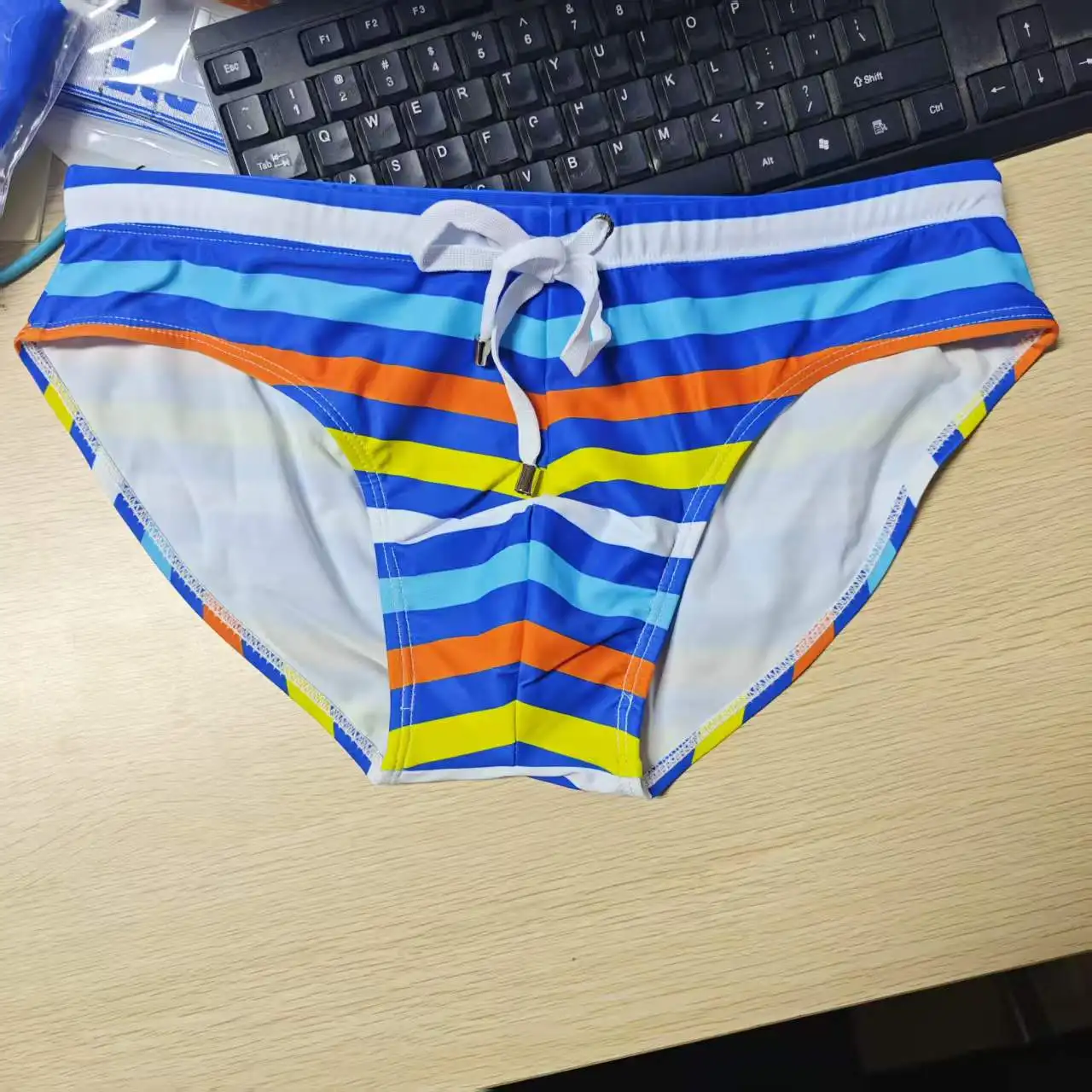 New men's color matching triangle swimming trunks simple and quick-drying beach classic UHX376-UXH03