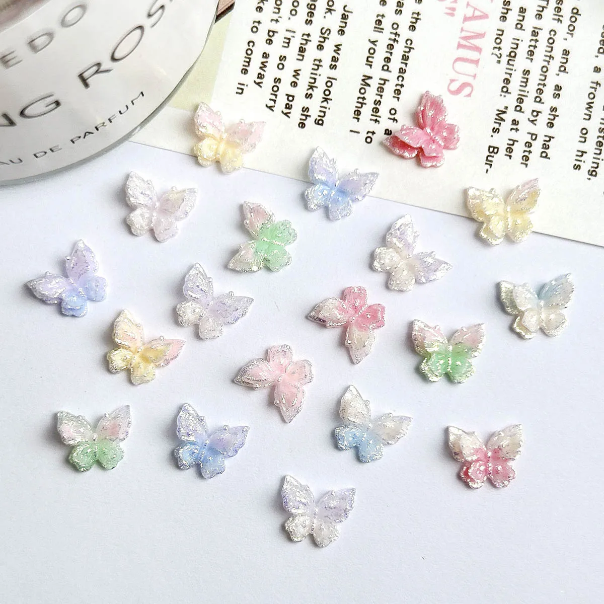 50PCS leuchtende doppelschichtige süße Schmetterling Nagel Charms 3D bunte feine funkelnde Schmetterling Harz Nail Art Dekorationen für DIY