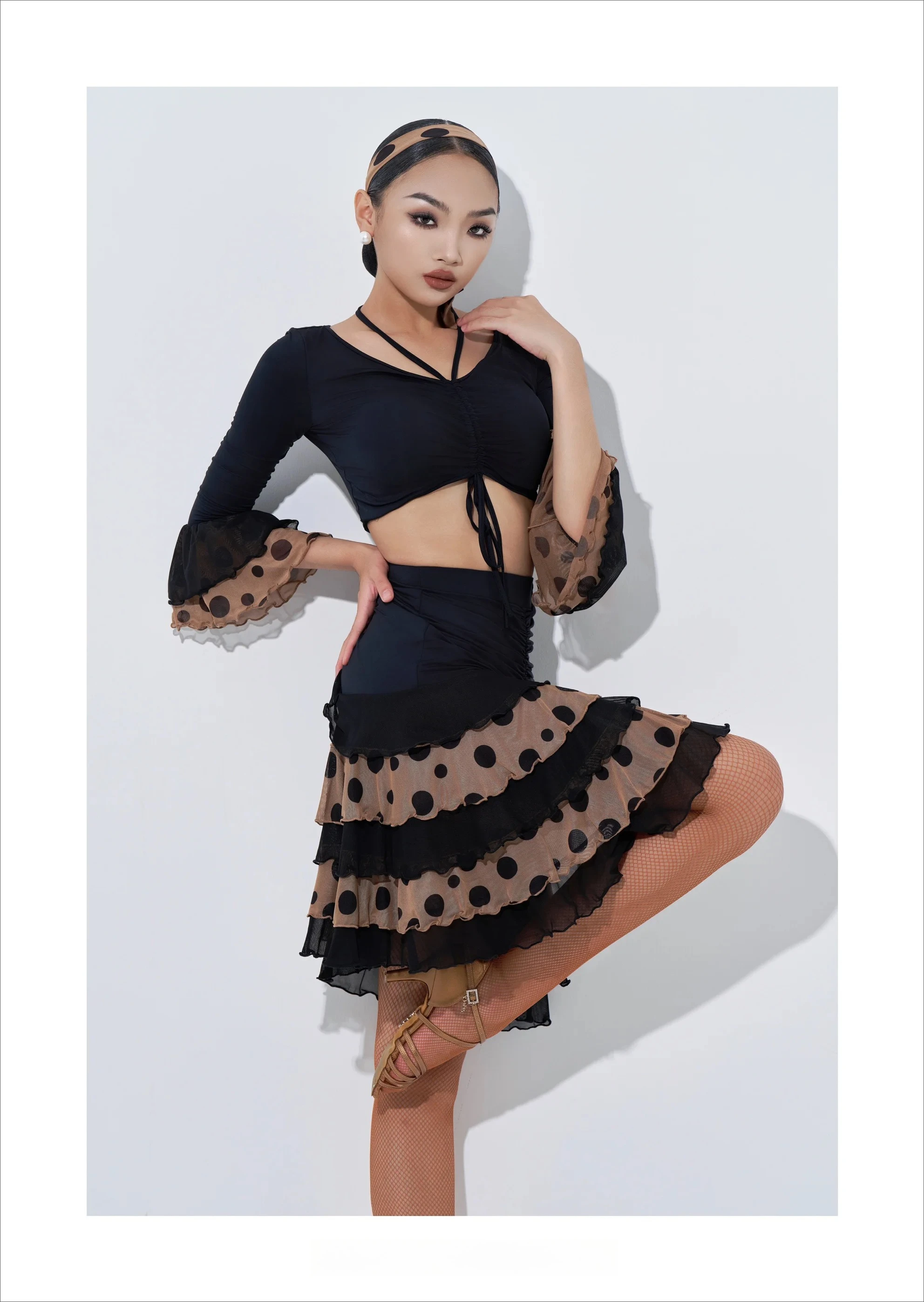 Женский костюм для латинских танцев из Великобритании, комплект из двух предметов, топ с бретелькой на шее, шнурком и зубчатым краем, юбка для латинских танцев, бальных танцев