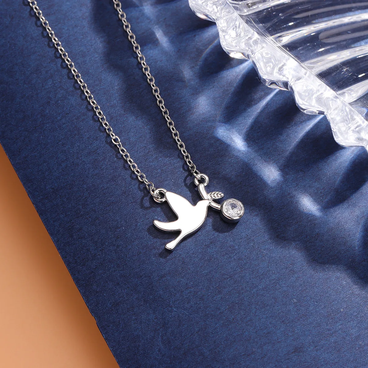 925 Sterling Silver Jewelry Fresh Glossy Cute Bird Round Single Diamond Pigeon Fashion Sweet Animal Necklaces   XL165