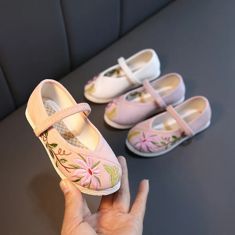 Chaussures Cheongsam pour filles, chaussures brodées de Style chinois pour enfants, chaussures plates confortables en tissu pour spectacle de danse, roses et blanches