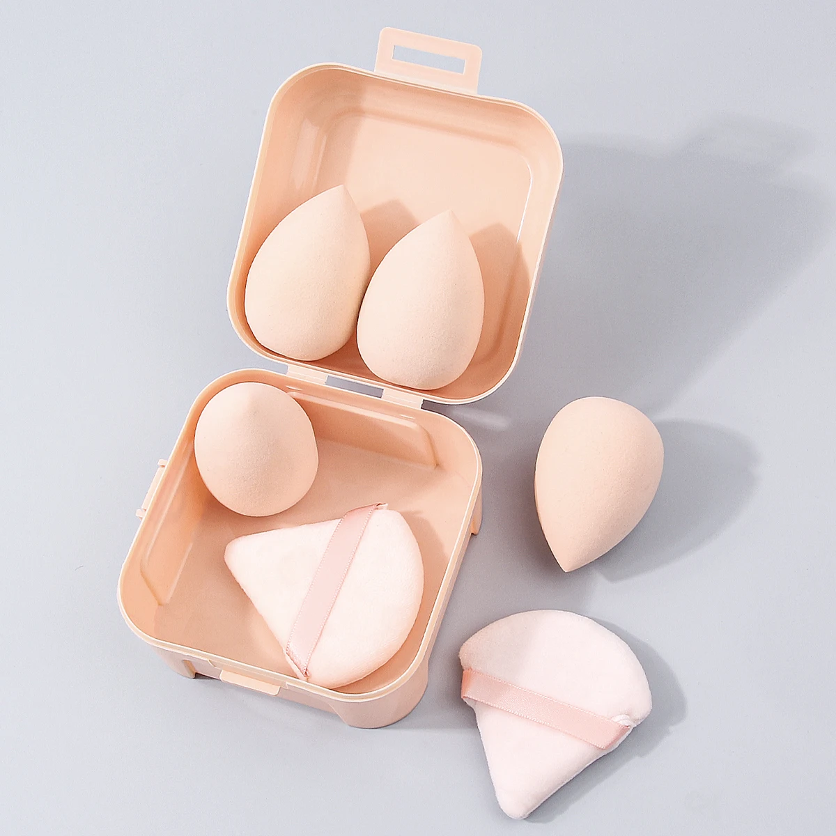 7 قطع من إسفنجة البودرة فائقة النعومة وغير لزجة، تأتي منتفخة مسحوق مثلثة مع صندوق تخزين محمول للسفر