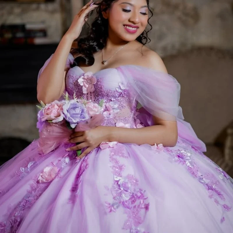 

Лавандовые платья для квинсеаньеры с открытыми плечами, блестящими аппликациями, 3D цветами, длинным шлейфом и бантом. Индивидуальный пошив.