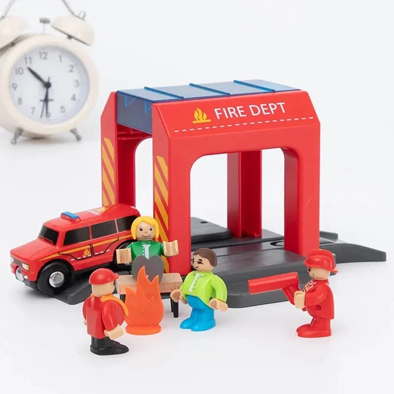Accessori per scene di città per autolavaggio della stazione di polizia compatibili con i giocattoli da pista per bambini Pista del treno in legno in plastica