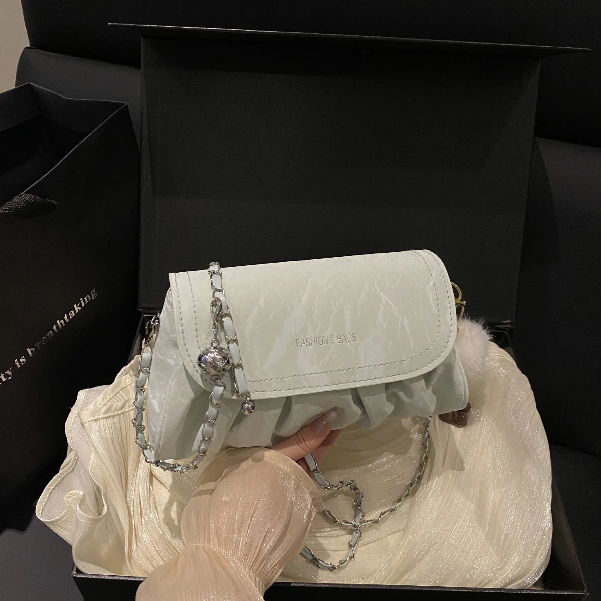 

2025 Pleated Square Chain Bag Minimalist Crossbody Fashionable Purse Chain Strap Design Hot Sale