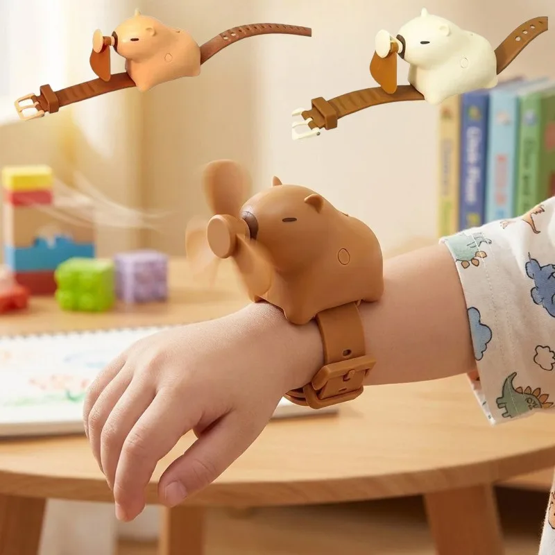 

Детский портативный мини-вентилятор на запястье 2026 с мультяшной капибарой, регулируемый, 3 скорости, мягкий ремешок, для лета, улицы, путешествий, праздников, подарок