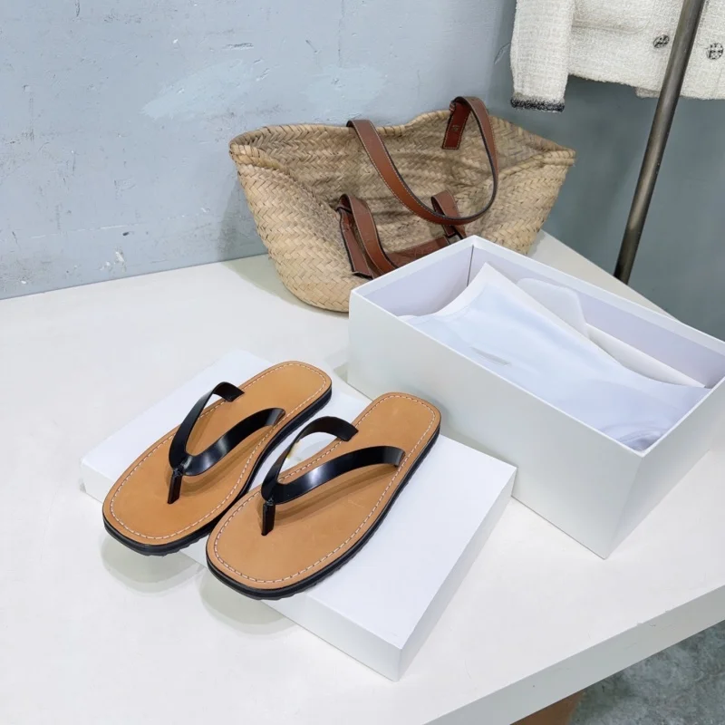 The slippers fashionable, versatile, casual, at the forefront of fashion trends, ideal for summer wear, for beach trips and leisure occasions.