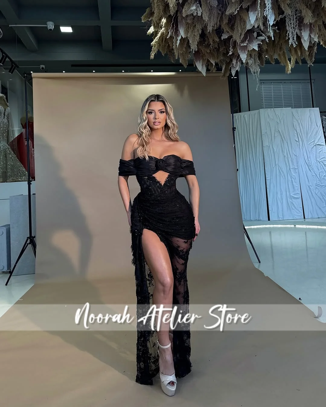 Vestidos de Noche de lujo con hombros descubiertos y encaje negro brillante para mujer, vestido de boda con ilusión de hendidura, largo personalizado de Arabia Saudita 2025