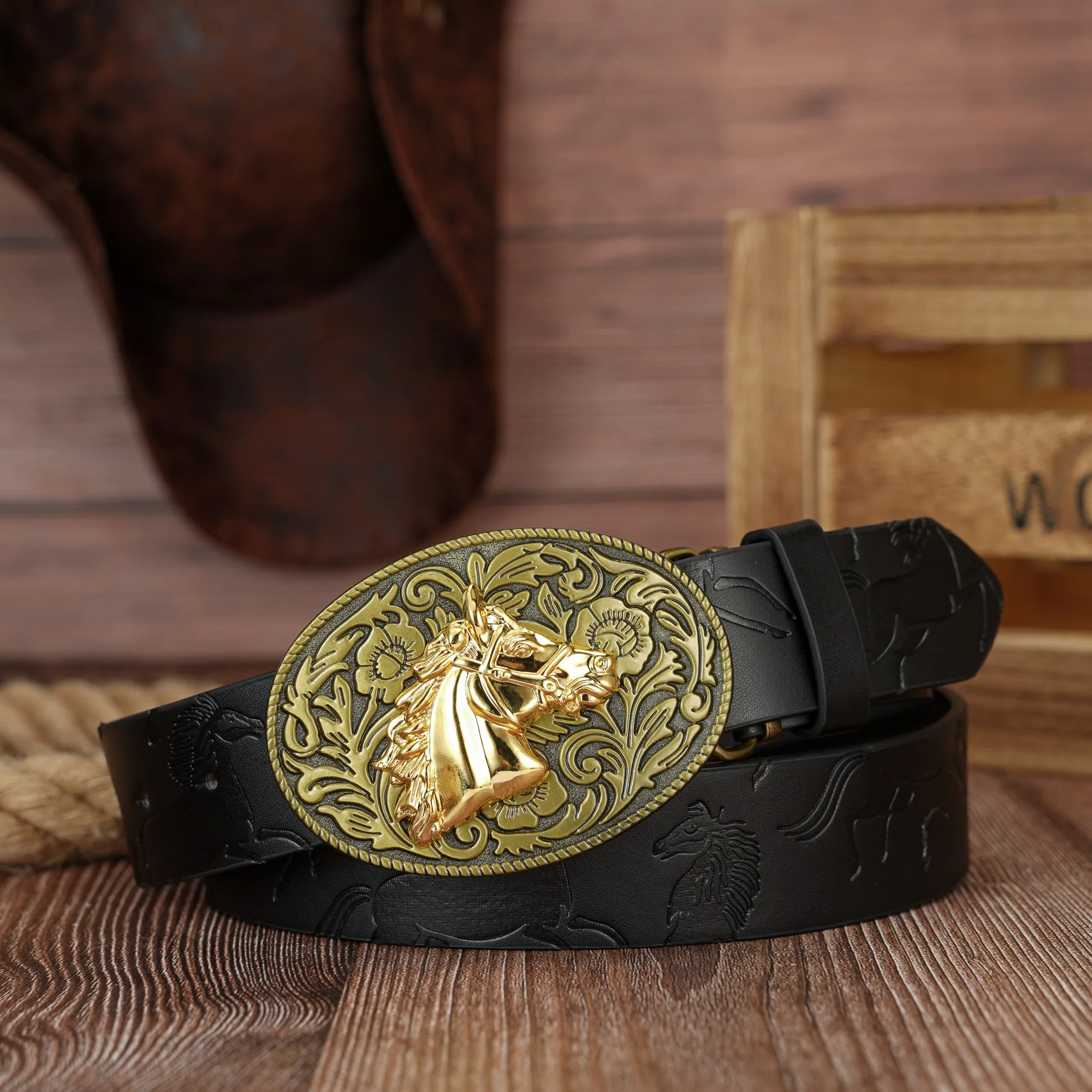 هذا الحزام المزخرف من البولي يوريثان القديم والفريد مع إبزيم سفلي بنمط رأس الثور ومناسب لكل من الرجال والنساء