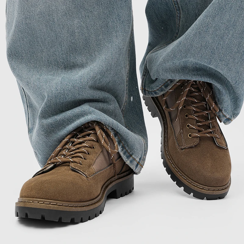 

Весенняя винтажная рабочая обувь из воловьей кожи на толстой подошве со шнуровкой и низкой талией. Весна 2026. Мужская официальная обувь.