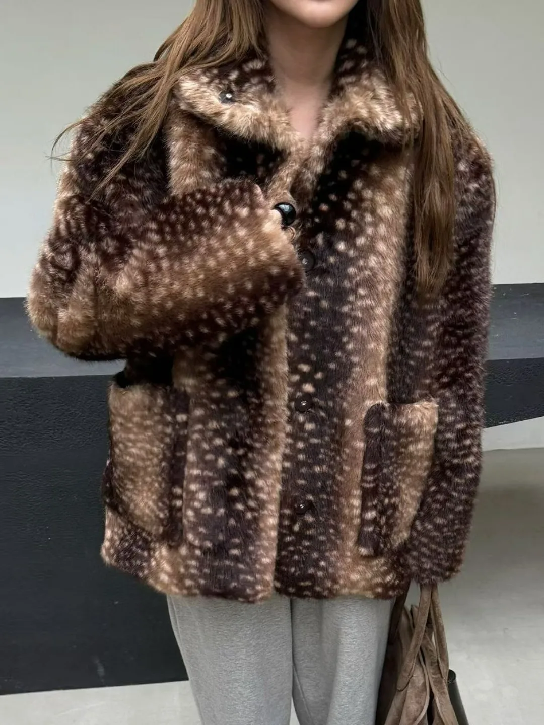 

Шикарное пальто из искусственного меха в стиле ретро с узором в виде оленя, женское свободное пальто, зимняя модная антивозрастная верхняя одежда, весна-осень-зима