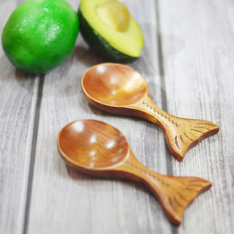 100 قطعة شكل السمكة الرجعية ملعقة صلصة النمط الياباني مقبض قصير مقاومة للحرارة ملعقة خشبية صغيرة على شكل سمكة ملعقة المطبخ أداة