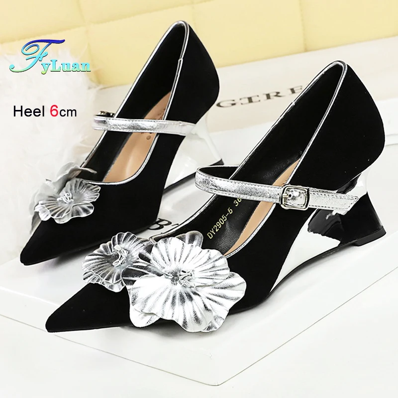 2025 Fashion Pointed Toe 6cm Women Single Shoes Designer Rhinestone Bow Decoration Metal Wedges High Heels Buckle Banquet Pumps