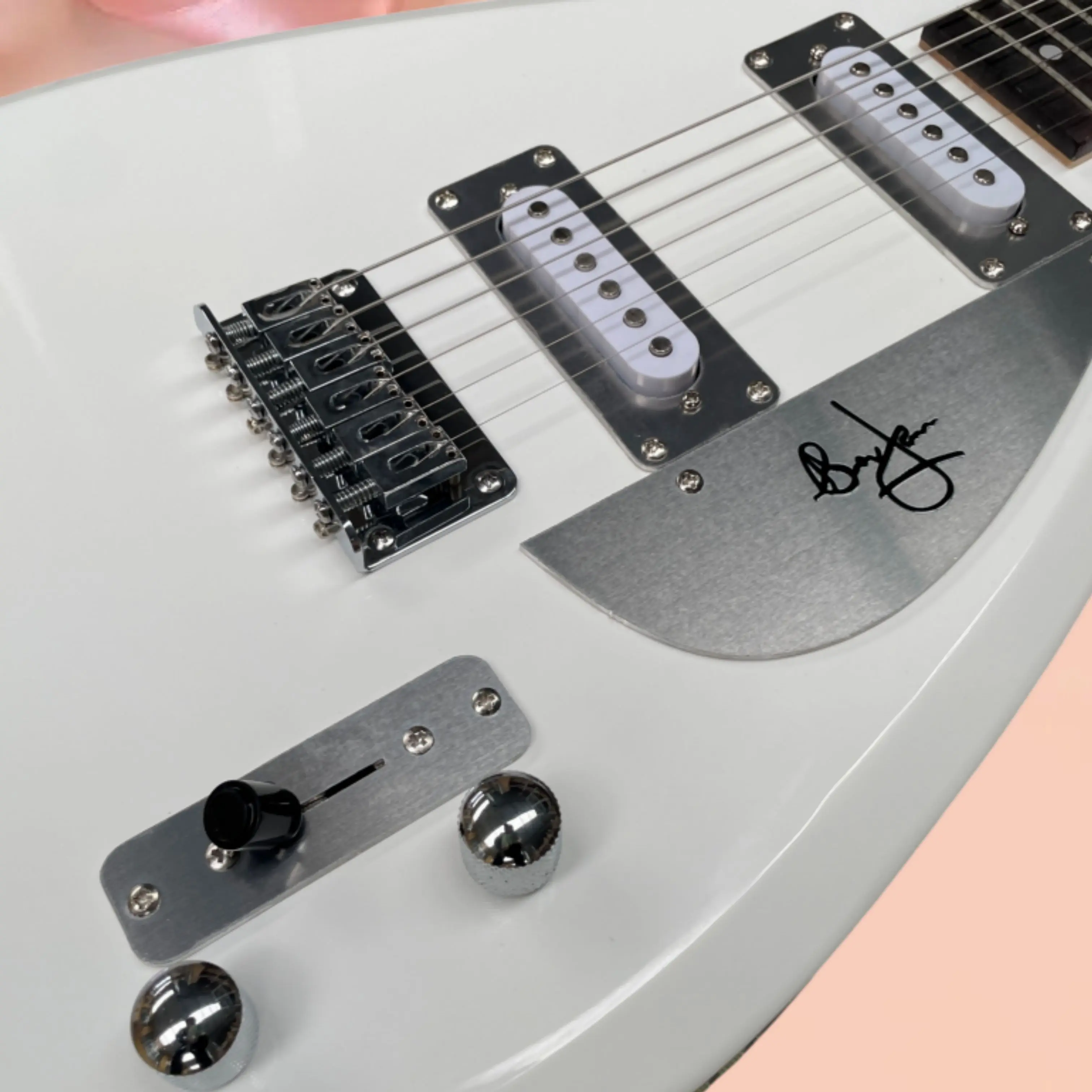 Solid White Gloss Teardrop Electric Guitar, Metal Signature Pickguard Guitars, Rock Guitar for Performance Guitarra