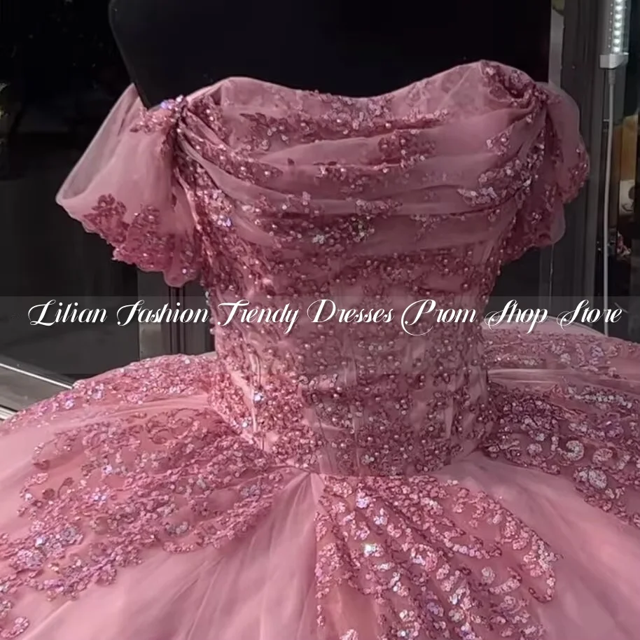 Gaun butik XV merah muda Quinceanera 2024 bahu terbuka berkilau Applique Ruched vestido xv aostos manis 15 Prom berenda