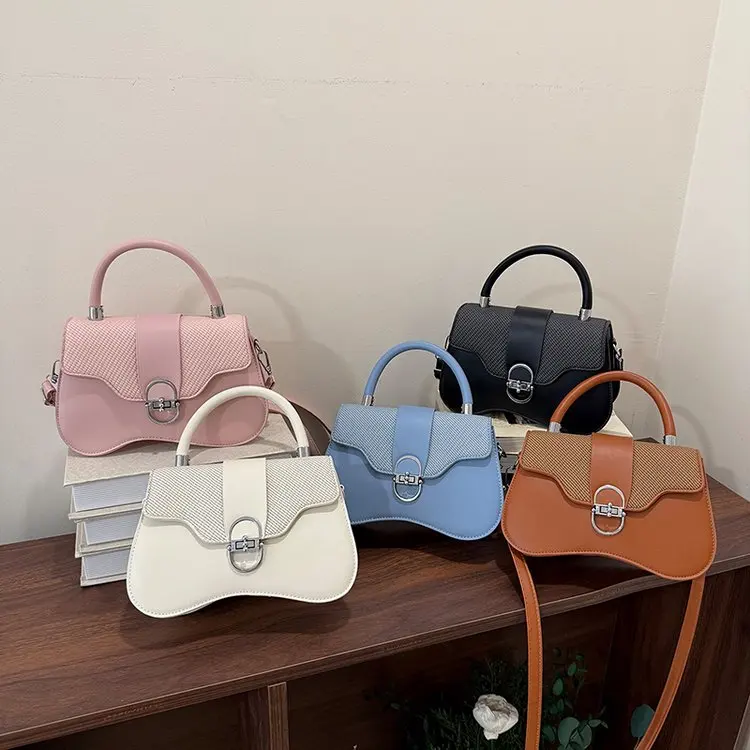 シンプルな外観の薄型おむつバッグは、あらゆるカジュアルな日常環境に自然に馴染みます