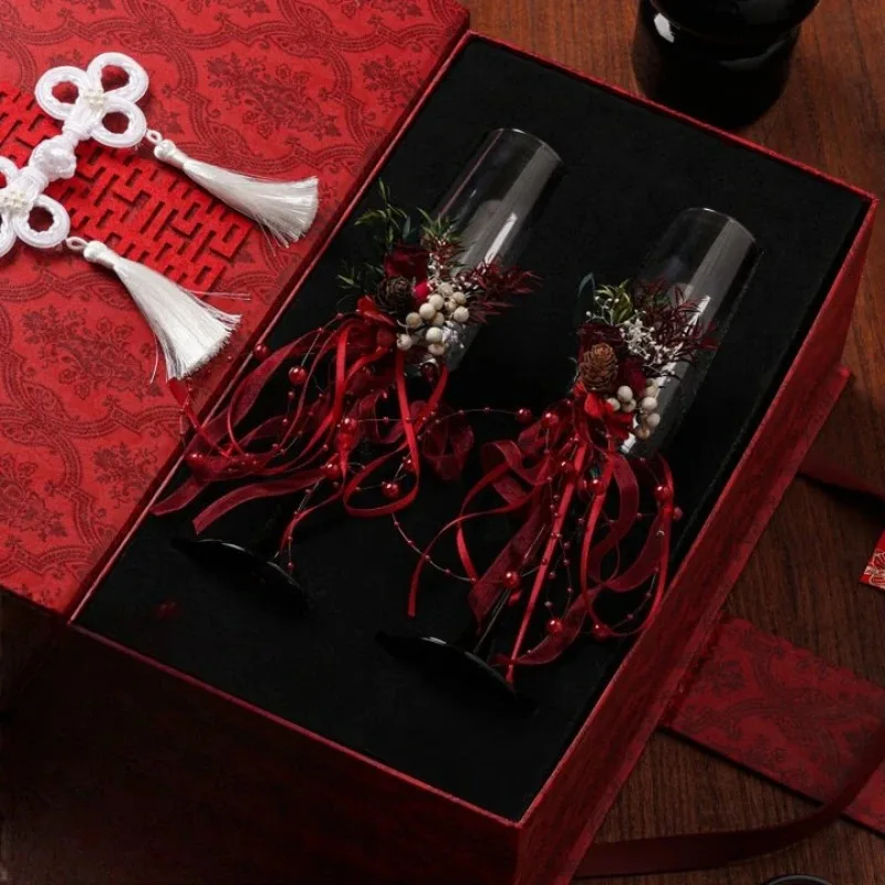 A special wedding gift for the newlyweds, brides, girlfriends, wedding toast glasses, a pair of high-end and practical