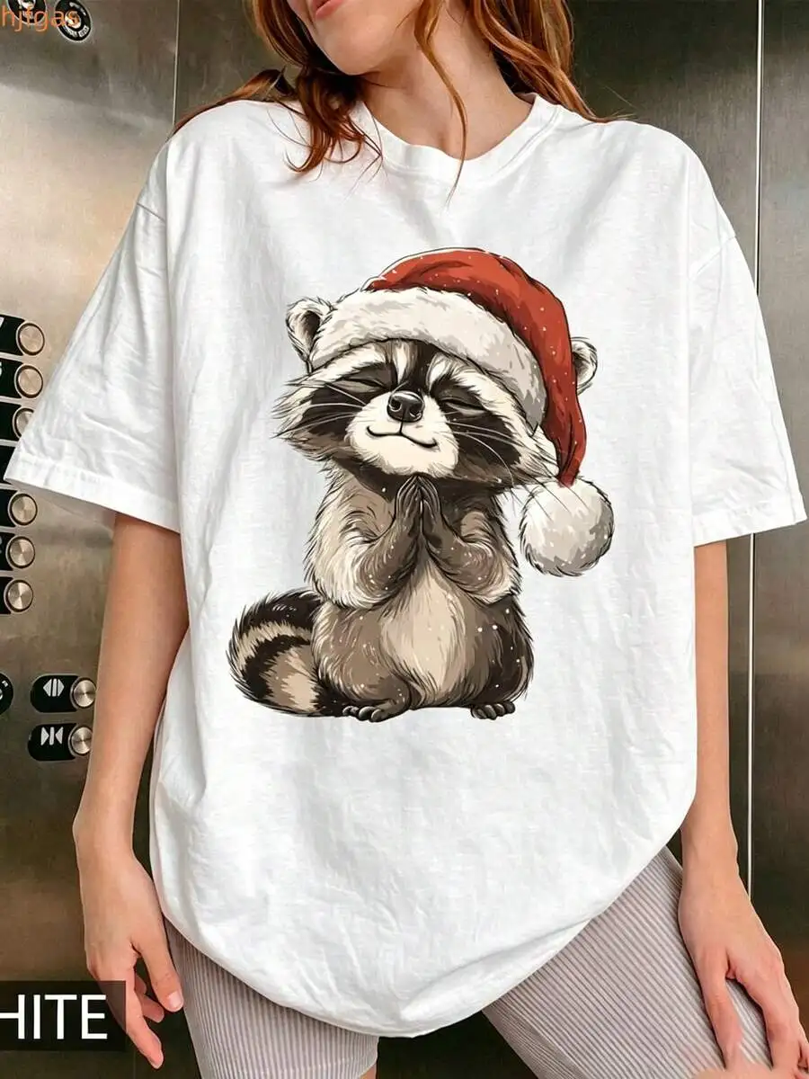 Camiseta de manga corta con cuello redondo para mujer, con un diseño navideño adorable de un mapache con gorro de Papá Noel, estampado de animales nevados dibujado a mano, corte holgado, ideal para las fiestas, un atuendo moderno y actual.