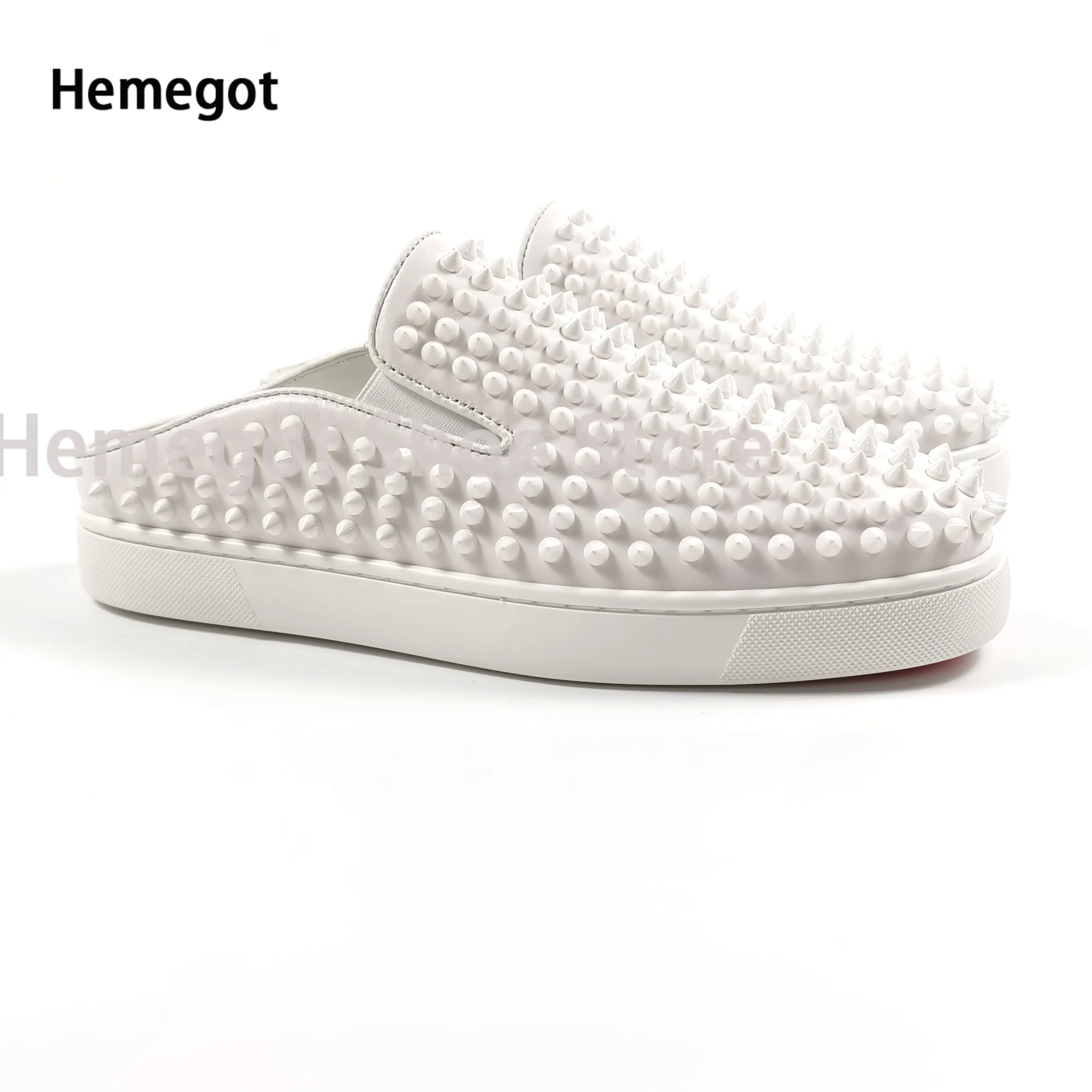 Pantofole da uomo rivettate bianche in pelle Low Top Flat Casual Shoes maschi marca rivetti neri di alta qualità mocassini con suola spessa