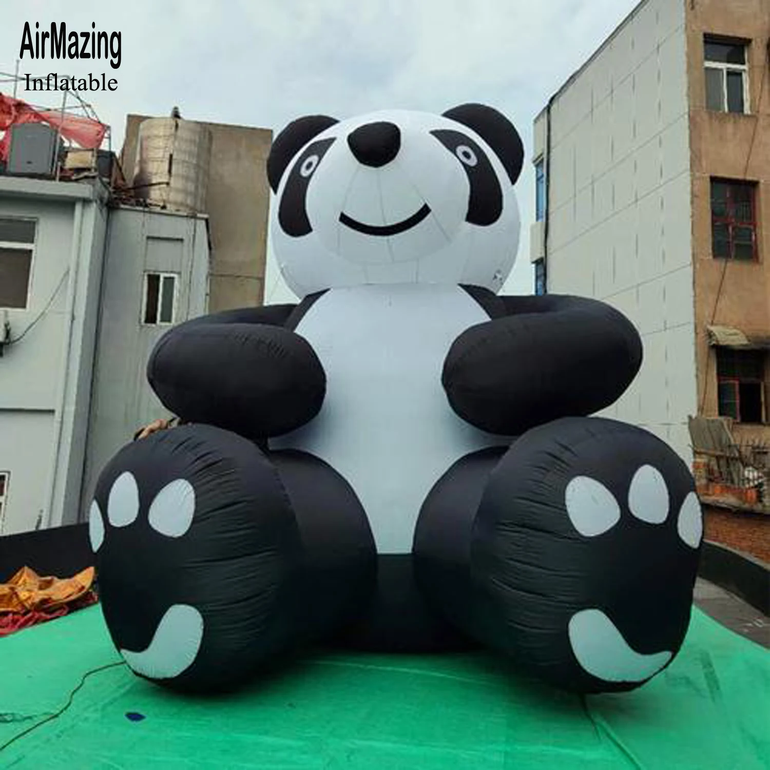 Campagne versierde gigantische opblaasbare panda commerciële opblaasbare cartoonmascotte voor zakelijke reclame