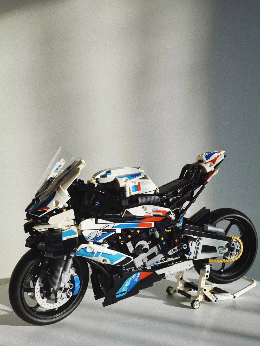 

1920Новый комплект строительных блоков для мотоцикла с голубым небом и белыми облаками, новая технология, гоночная модель, украшение, детский праздничный подарок