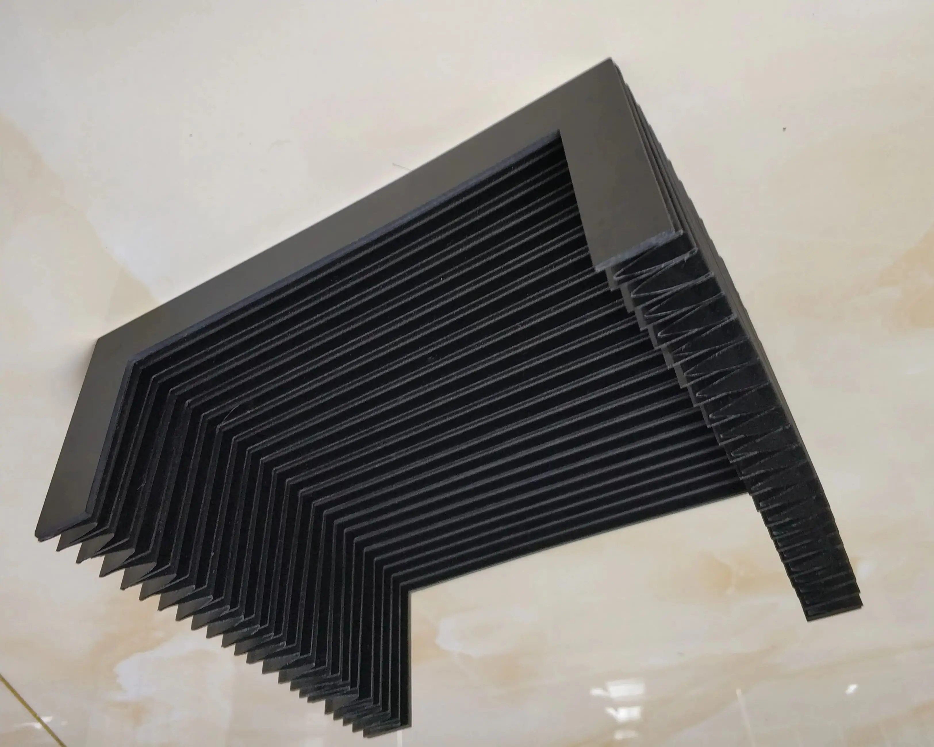 Станок с ЧПУ, гофрированная защита, 200 мм x 130 мм x Lmax 350 мм