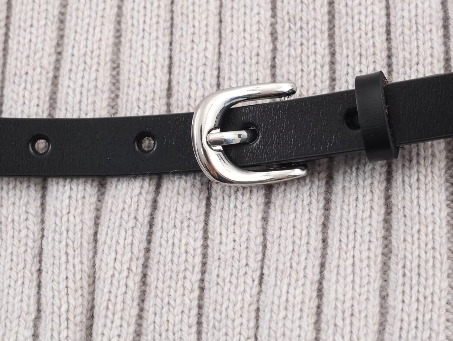 DEEABAE 韓国風ミニマリストスタイルのワンショルダーニットセーター、高級感のあるオフショルダーのスリムフィットトップ