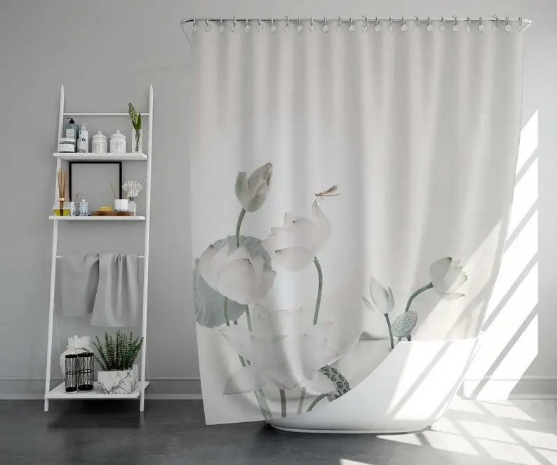 

Занавеска для душа с цветочным принтом японского лотоса — водонепроницаемая и моющаяся с белым цветком