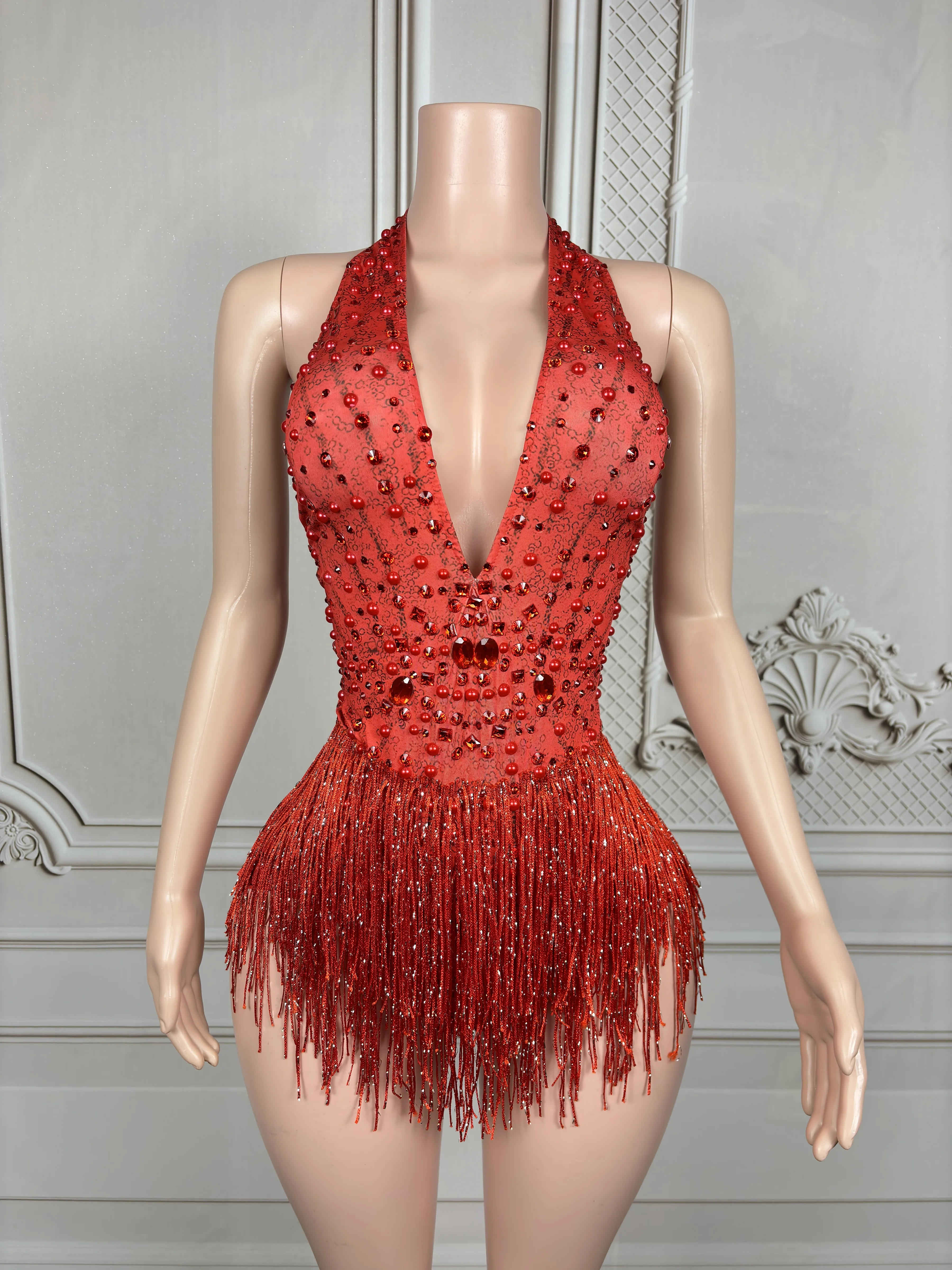 Body feminino com franjas de pérolas e strass vermelhos brilhantes, sexy, decote em v profundo, traje de dança, dançarina, performance, palco, roupa de clube