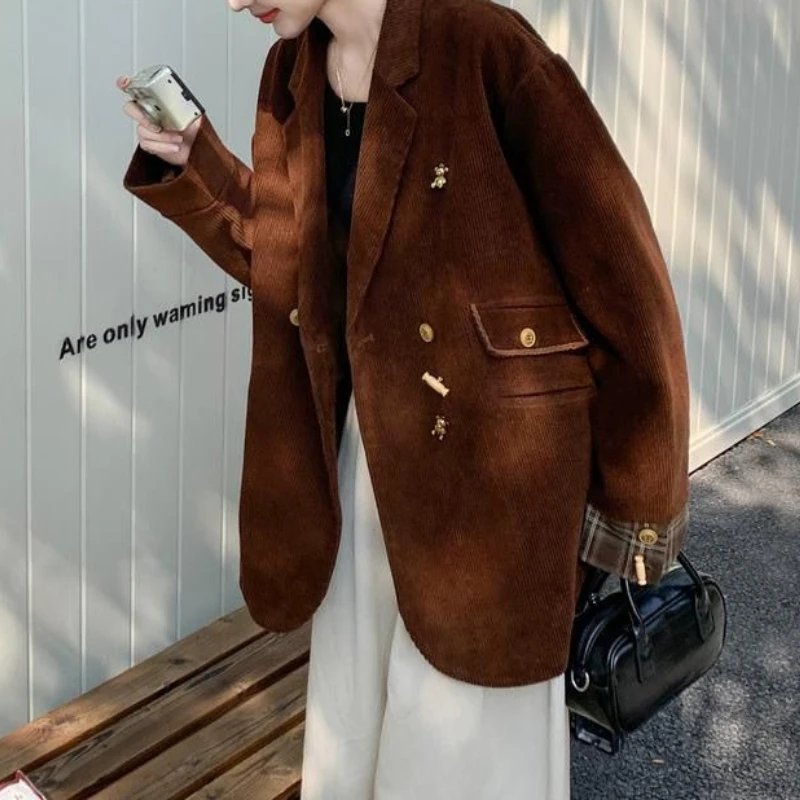 เสื้อเบลเซอร์ผ้าลูกฟูกสีน้ำตาลสำหรับผู้หญิง คอลเลคชั่นใหม่ ฤดูใบไม้ผลิ 2026 สไตล์เรโทรลำลอง เสื้อสูทตัวเล็ก