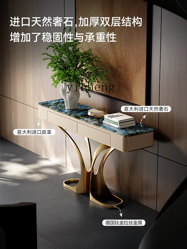 TWR face à la porte, salon contre le mur, table en marbre naturel haut de gamme