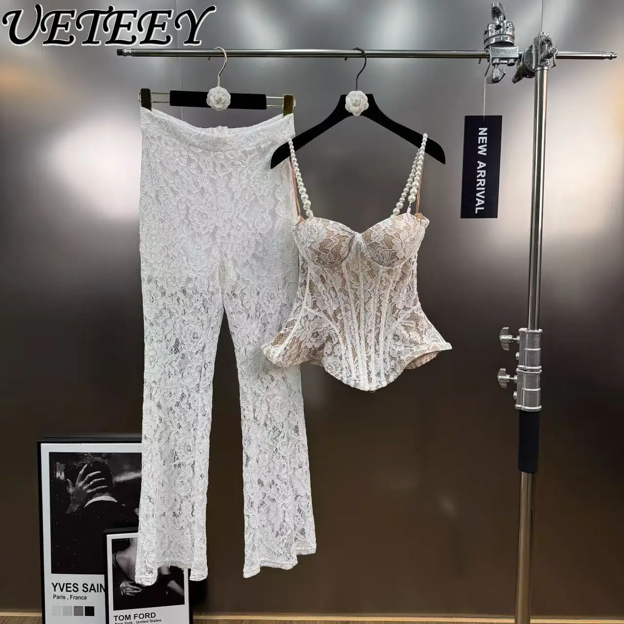 เสื้อครอปสายไข่มุกสำหรับฤดูใบไม้ร่วงและฤดูหนาว แต่งลูกไม้โปร่ง สายพอง และกางเกงขายาวทรงเข้ารูปเอวสูง ชุดเซ็ตสองชิ้นอเนกประสงค์ช่วยให้ดูผอมเพรียว