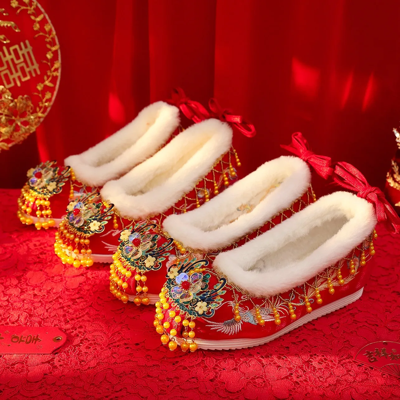 

Зимние китайские туфли с флисовой подкладкой и кисточками, увеличивающие рост, с мягкой подошвой, в стиле ретро, с вышивкой, для традиционного костюма