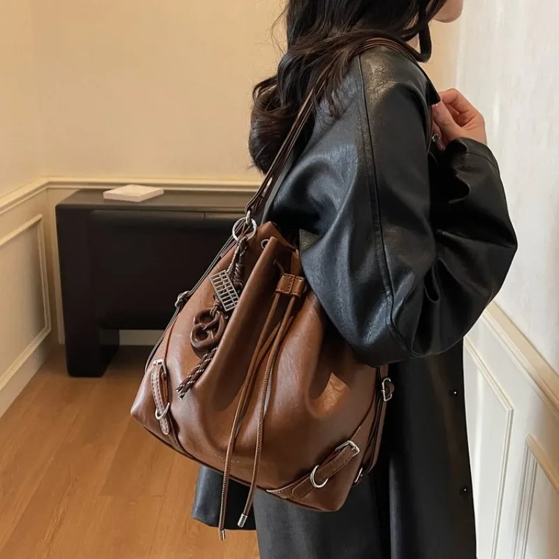 

Classic Designer Large Capacity Diaper Bags For Women Elegant Minimalist Shoulder Bag Simple Leather Commuter Bag Vintage Chic
