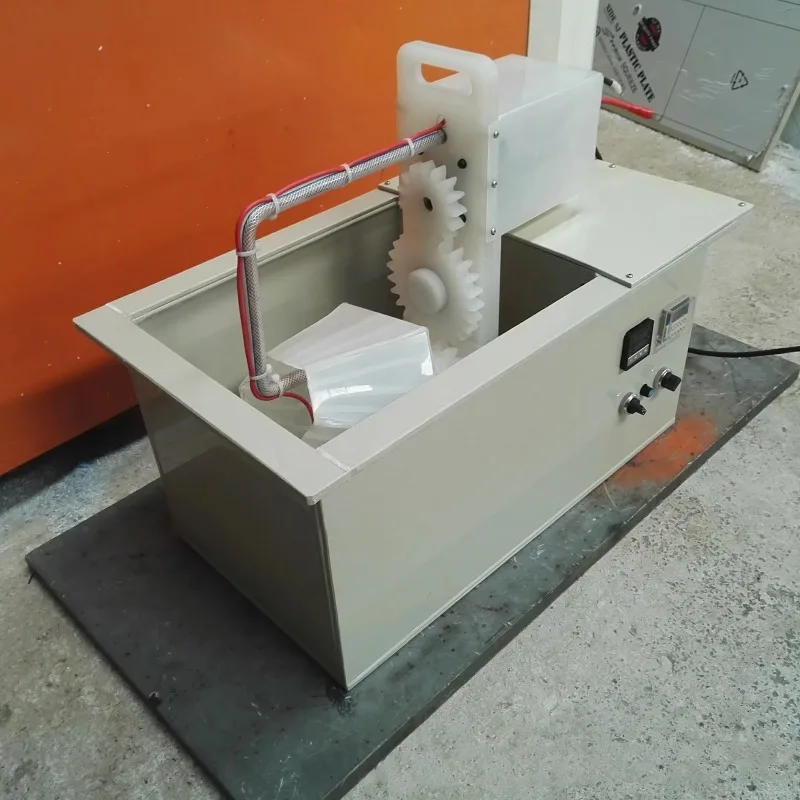 Electroplating bath for metal electroplating machinery