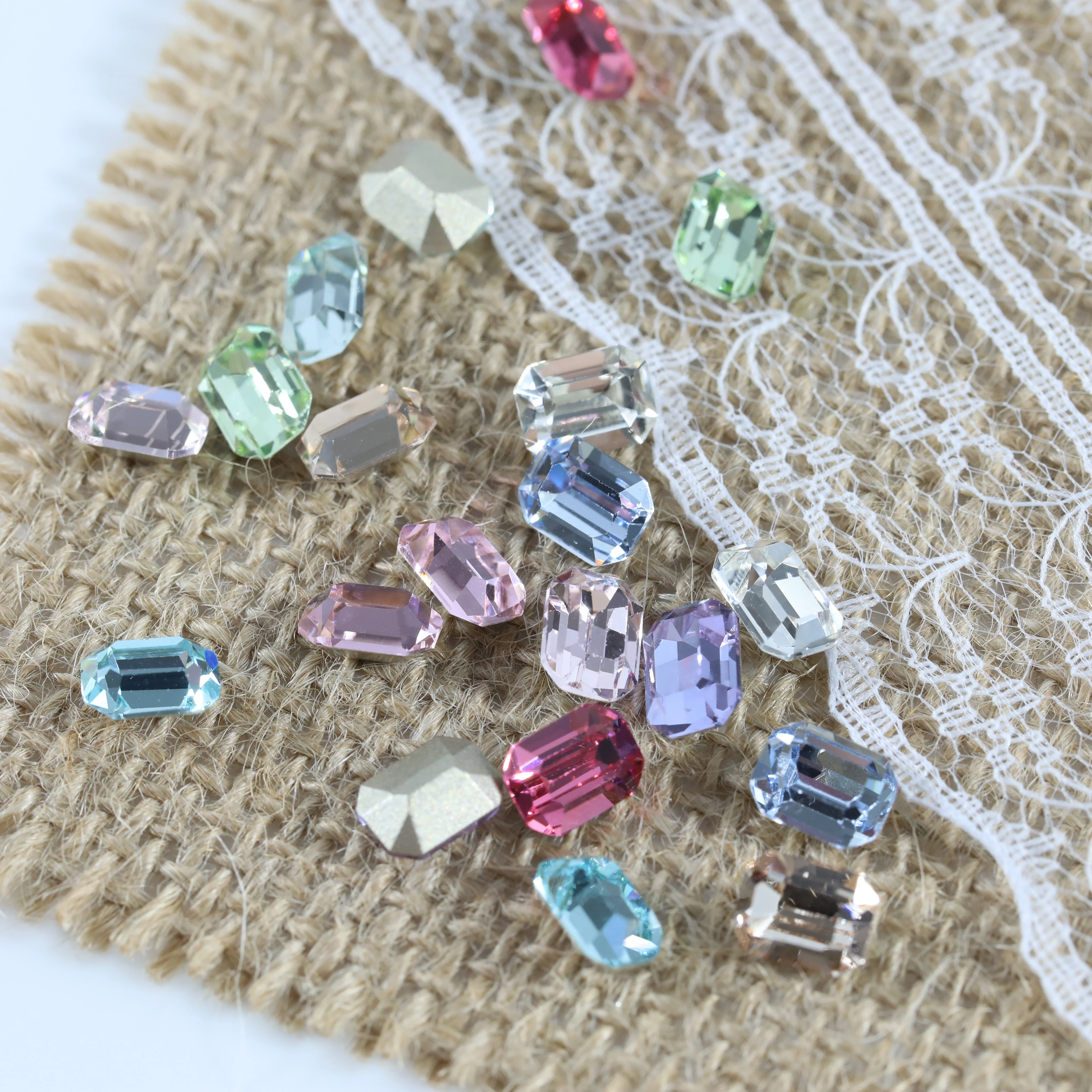 Glänzende Kristall-Rechteck-Oktagon-Strasssteine mit spitzer Unterseite zum Handnähen für DIY-Taschen, Schuhe, Nagelkunst, Hochzeitskleider und Accessoires. – Detail 4