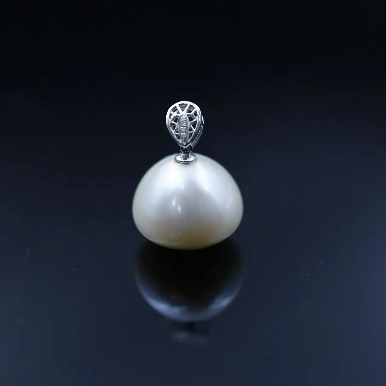 

Natural Freshwater Flawless Pyramid-shaped Baroque Pearl 18K-gold Inlaid Pendant Fine Jewelry Memorial Day Gift