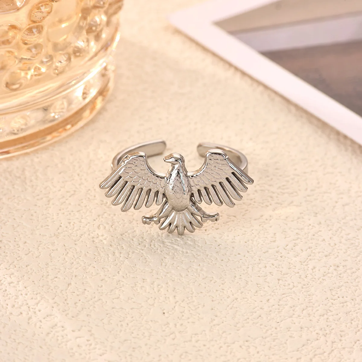 Goldfarbener Adler-Offener Ring aus Edelstahl, Fliegender Vogel, Falken, Verstellbarer Statement-Fingerring für Damen und Herren, Trendiger Tierschmuck – Detail 9
