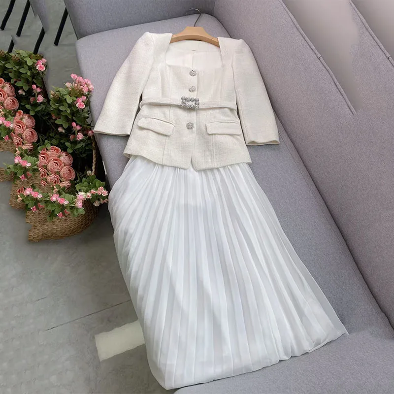 This is a stylish square-neck dress for autumn and winter, featuring a waist belt and a square neck with pleated stitching