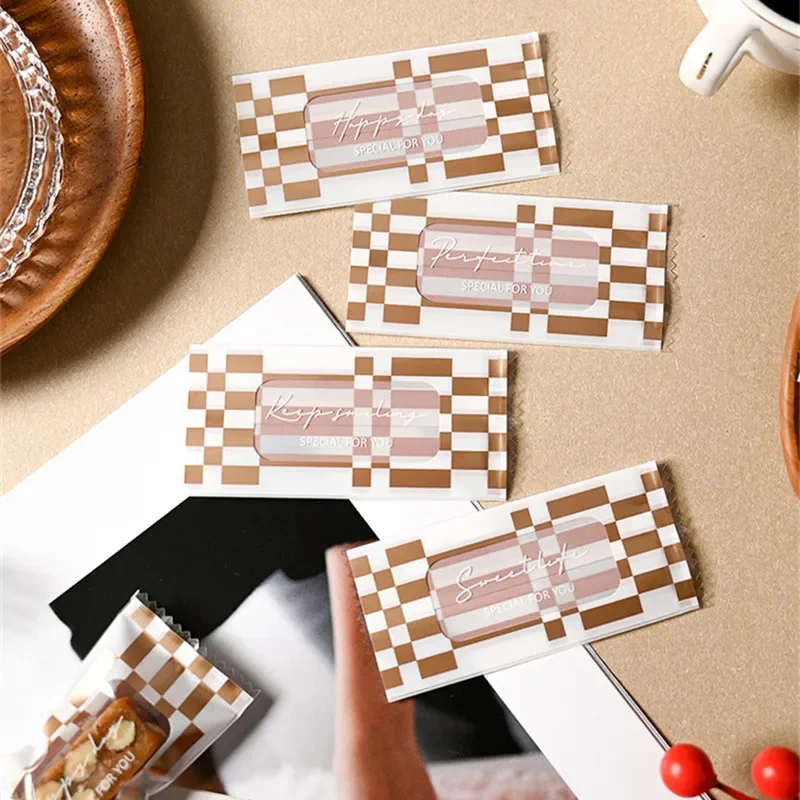100 Stücke 4x9 cm 2026 Neujahr Plaid Toffee Verpackung Meersalz Mandel Nougat Zucker Kaffee Süßigkeiten Kleine Maschine Versiegelungsbeutel – Detail 7