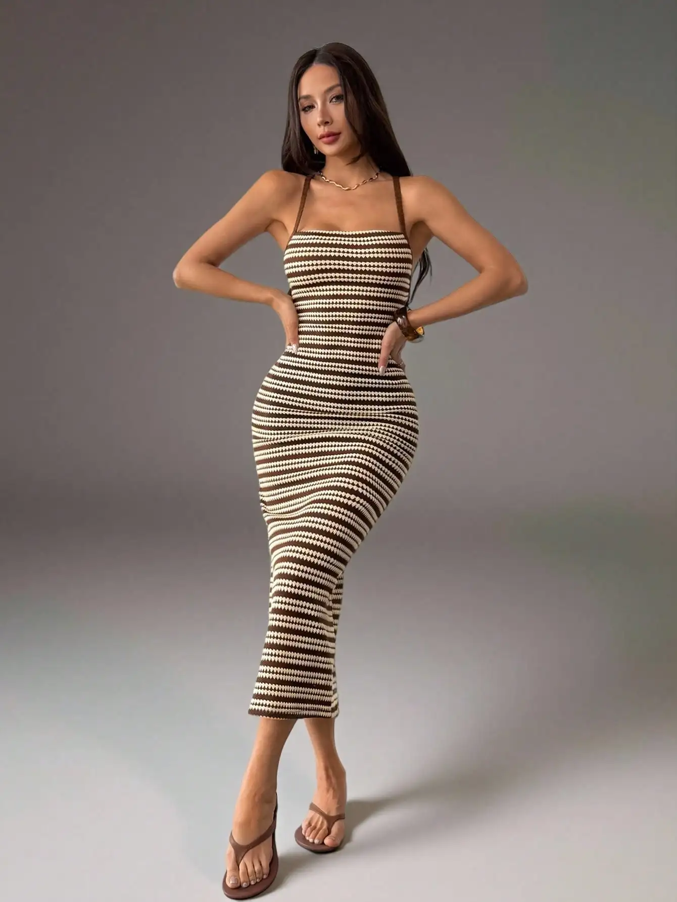 

Женское трикотажное облегающее платье миди на тонких бретелях с геометрическим полосатым узором