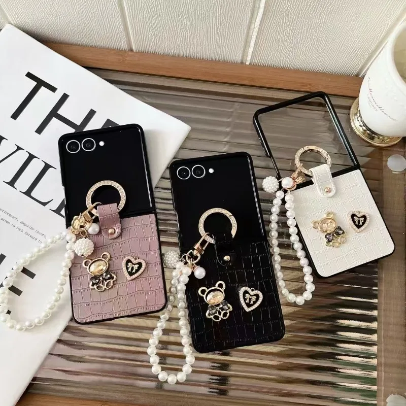 

Уникальный чехол с 3D милым маленьким медвежонком из крокодилового узора для Samsung Galaxy Z Flip 7, 6, 5, 4, 3, 5G, жемчужный браслет, портативный чехол с защитой от падения