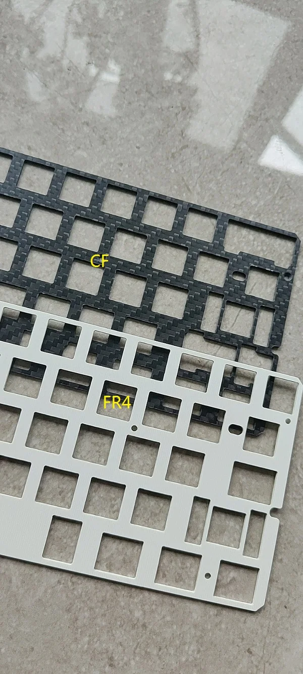 Płytka klawiatury 60HE Venom z efektem HALLA, magnetyczna, z materiałami PEI, BRASS, CF, PP (do montażu PCB, mocowana na śruby w stabilizatorach) — zdjęcie produktu 3