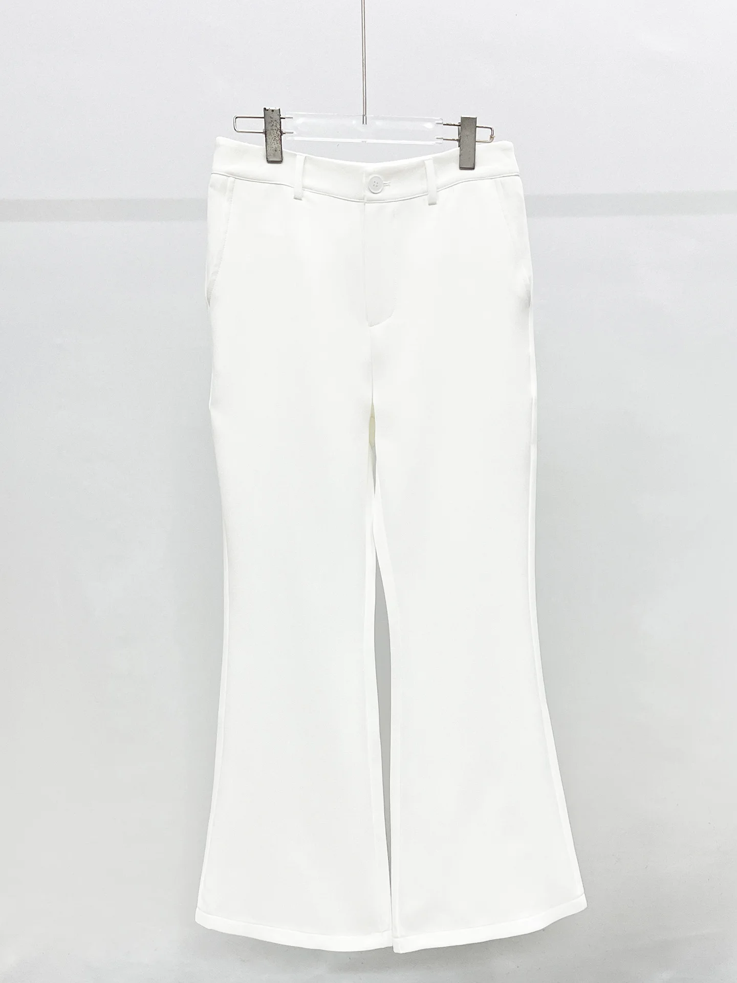 أطقم بدلة جديدة لخريف 2025 من اللؤلؤ الراقية للرجال بليزرات أنيقة على شكل زهور ثلاثية الأبعاد وسراويل واسعة بلون سادة طقم مكون من قطعتين