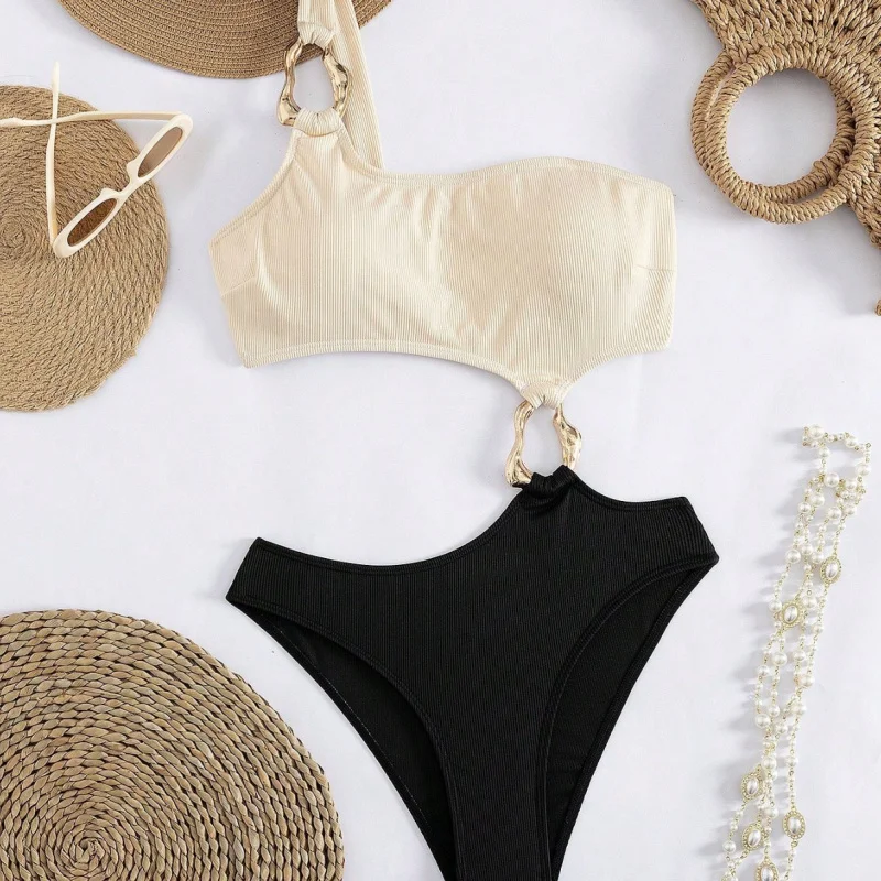 2026New one-piece swimsuit for women with hollow-out metal buckle, contrasting colors, and sexy one-shoulder design