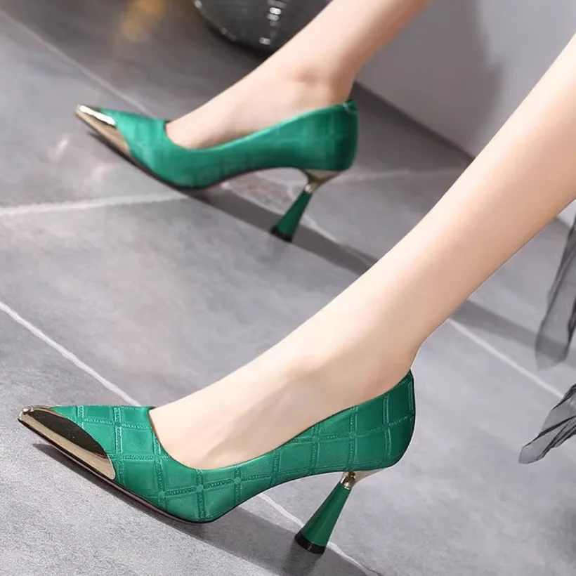 

Весенне-осенние туфли на высоком каблуке, острым носком, толстом каблуке, с неглубоким горлышком, элегантные и универсальные профессиональные женские туфли.