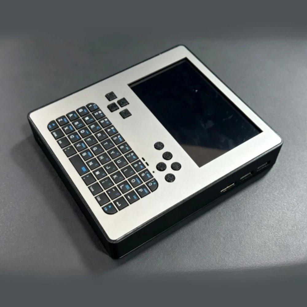Computador de bolso Raspberry Pi CM4, com design personalizado, corpo preto impresso em 3D, mini teclado e ecrã tátil de 5 polegadas, ideal para jogos