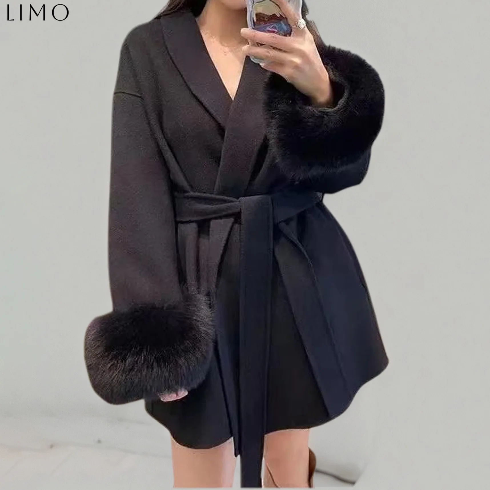 

LIMO 2025 model women's short-style coat - suitable for commuting and going out. The cuffs are designed with a thicker material.