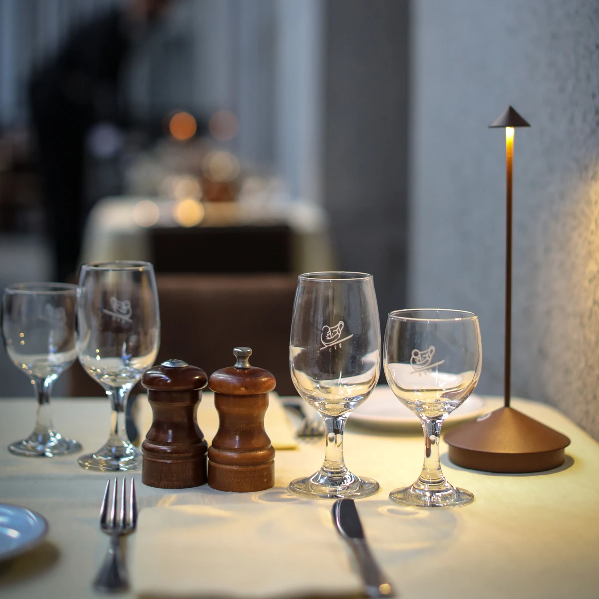 Lámpara de mesa inalámbrica, lámpara de escritorio LED portátil, lámpara de mesita de noche recargable moderna en aluminio, luz de mesa regulable