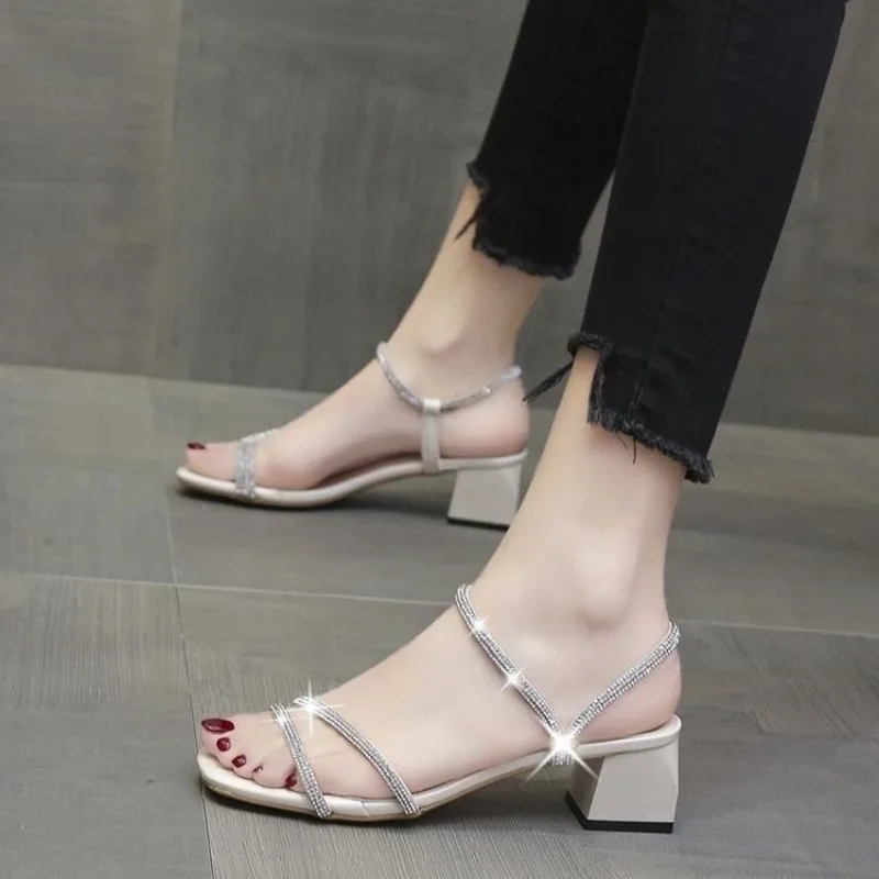 جديد المرأة الكعوب للسيدات حذاء الصيف الصنادل 2025 كعب مربع الصنادل النسائية الفاخرة فستان جودة عالية روما حجر الراين صندل